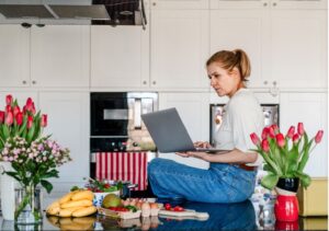 woman online search