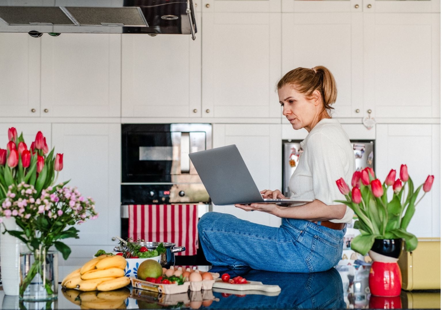 woman online search